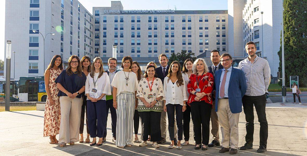 Foto de el equipo organizador de la I Reunión Interdisciplinar de Imagen Cardíaca frente a la sede de la CUN en Pamplona