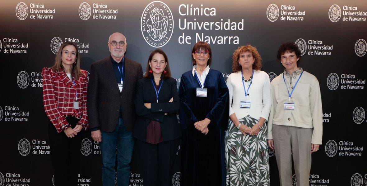 Foto de Mónica Vázquez, líder del proyecto NRC; Jesús Sanz, presidente de ANDE; Carmen Rumeu, directora corporativa de Enfermería de la CUN; Mercedes Ferro, vicepresidenta de ANDE;  Blanca Fernández, secretaria de ANDE;  y Cristina Oroviogoicoechea, directora del Área de Desarrollo de la Práctica e Innovación en Enfermería.