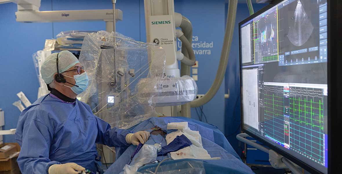 El Dr. Garcia Bolao durante un ensayo clinico para tratar la fibrilacion auricular Imagen del Dr. Ignacio Garcia Bolao realizando una intervención para tratar la fibrilación auricular en el marco de un ensayo clinico.