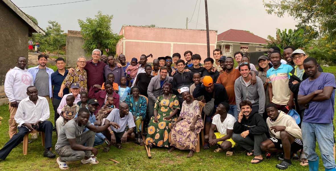 Proyecto español de cooperación sanitaria en Oluvu junto a Adesci 2024 Especialistas y alumnos de la Facultad de Medicina de la Universidad de Navarra han colaborado con la ONG Adesci en la localidad africana de Oluvu, un poblado rural de 20.000 habitantes situado al noroeste de Uganda que no recibe nunca la visita de un médico local.