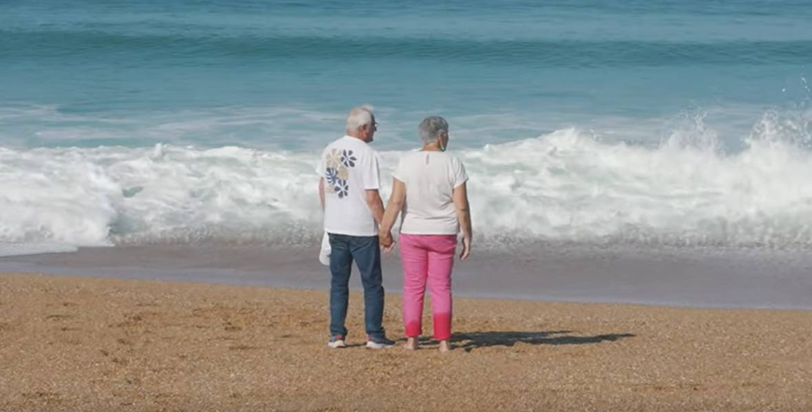 Imagen de Martine, paseando por la playa, después de realizarse el tratamiento con éxito con Hifu para solucionar el temblor esencial que sufría. Clínica Universidad de Navarra
