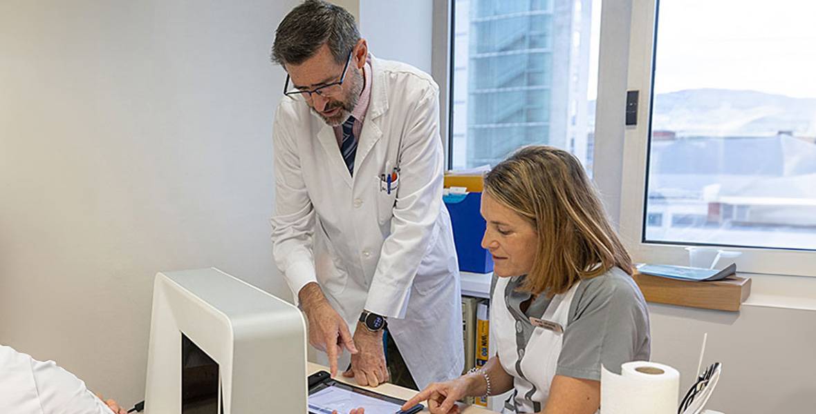 Dr. Gastaminza y Maite Urtasun, del Departamento de Alergología El Dr. Gabriel Gastaminza y Maite Urtasun, director y enfermera del Departamento de Alergología, realizan pruebas con el Nexkin DSPT en la Clínica Universidad de Navarra.