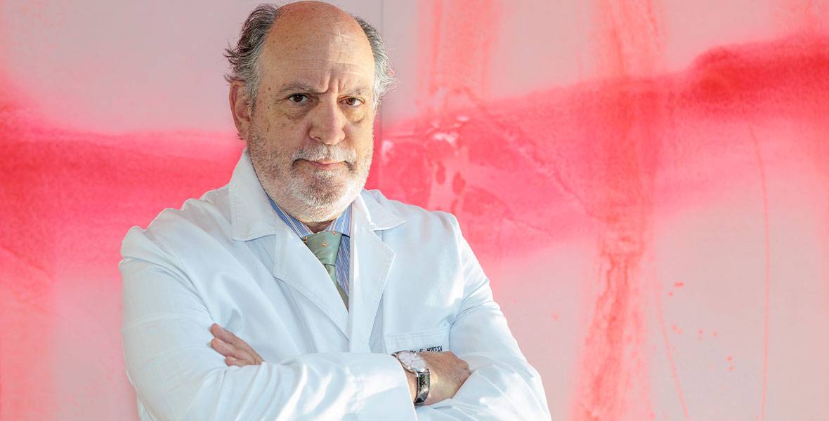 Dr. Eduardo Hevia. Cirugía Ortopédica y Traumatología Clínica Universidad de Navarra Imagen del Dr. Hevia, especialista en Cirugía Ortopédica y Traumatología, experto en escoliosis