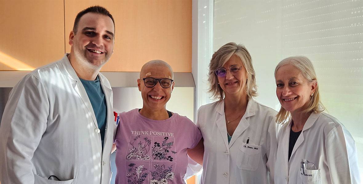 Marina Silva, después de recibir el tratamiento bilateral con el sistema HIFU, acompañada por los doctores González-Quarante, Rodríguez Oroz y Gorospe (de izquierda a derecha).