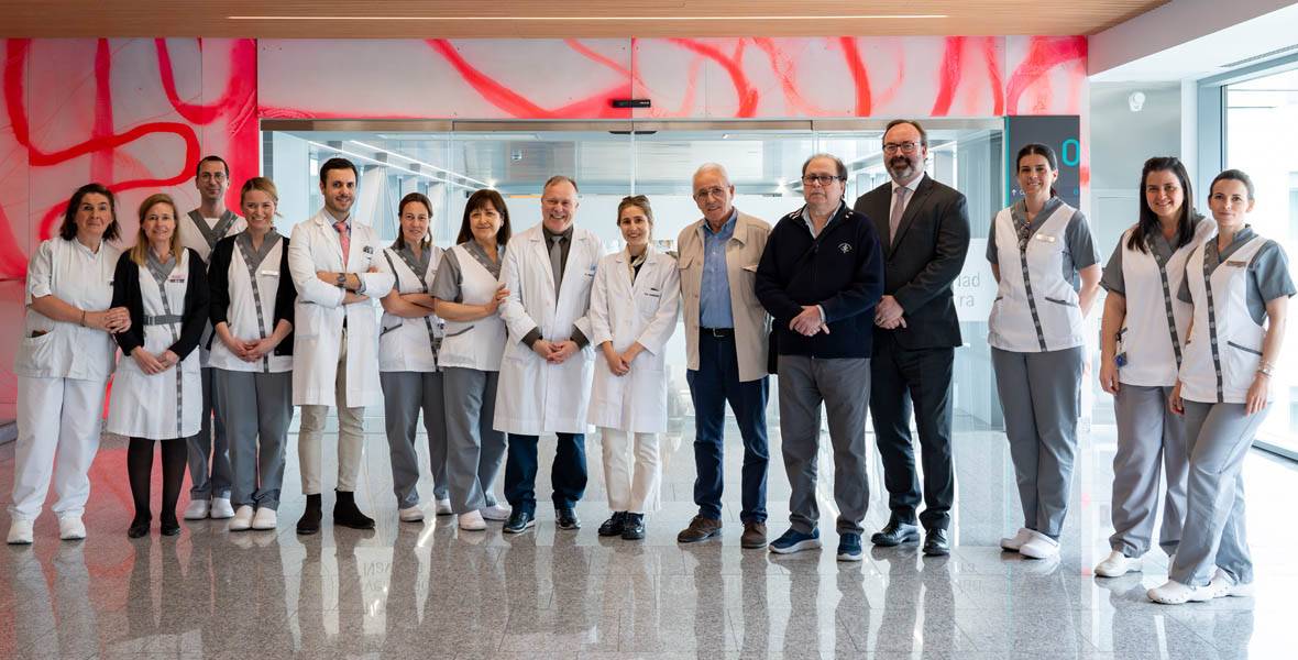 Imagen de profesionales de la Clínica Universidad de Navarra junto a representantes de Asociación de Ostomizados de Madrid durante la inauguración del primer baño adaptado para pacientes portadores de ostomías.
 