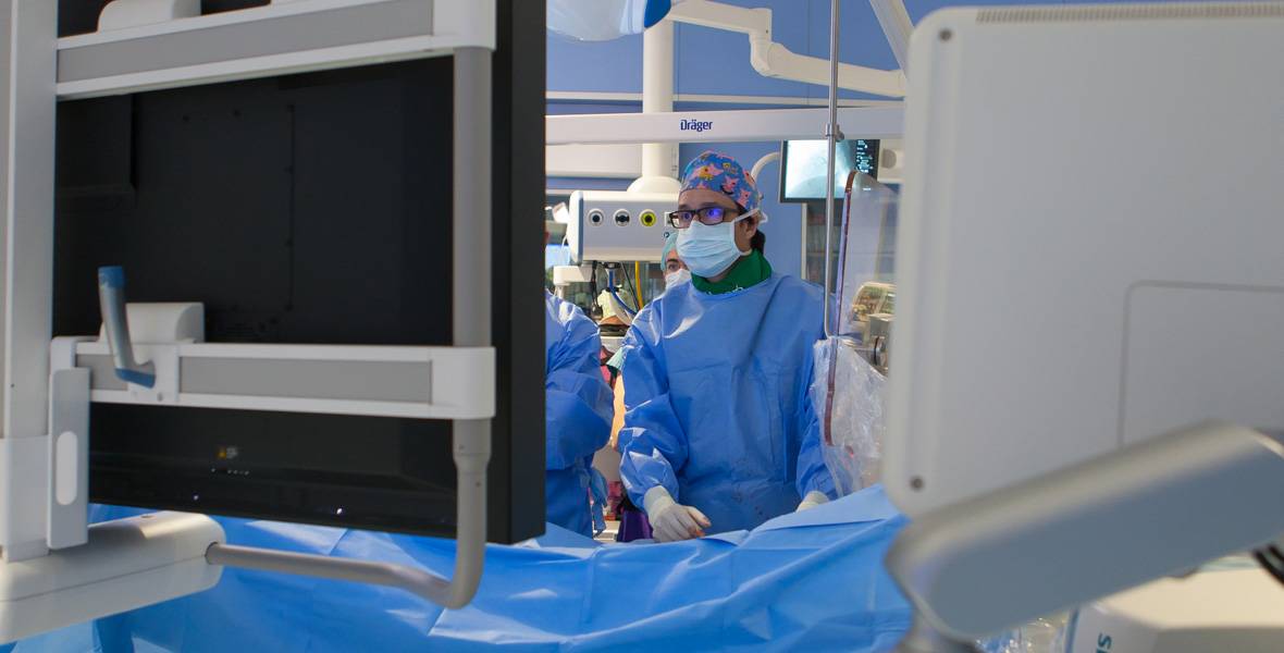 Dr. Felipe Hernández. Cardiología intervencionista de la Clínica Universidad de Navara Imagen del Dr. Felipe Hernández, de la Clínica Universidad de Navarra, durante una intervención de hemodinámica.