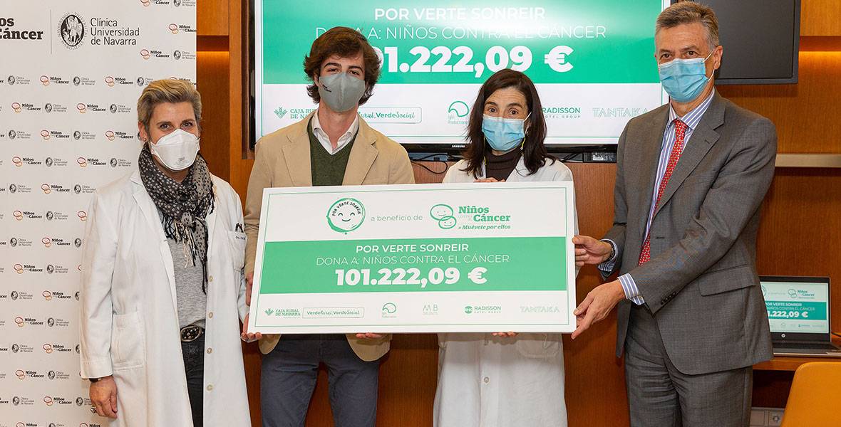Entrega cheque campaña Por verte sonreir Campaña solidaria promovida por Joan Folch para la investigación del cáncer infantil