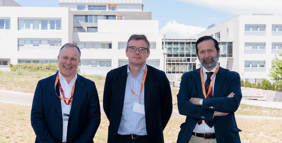 Imagen de los Dres. Carlos Pastor y Fernando Martínez Regueira, especialistas de Cirugía General de la Clínica Universidad de Navarra; y el Dr. Borja Montero, especialista del Equipo de Soporte y Control de Síntomas de la Clínica. 
