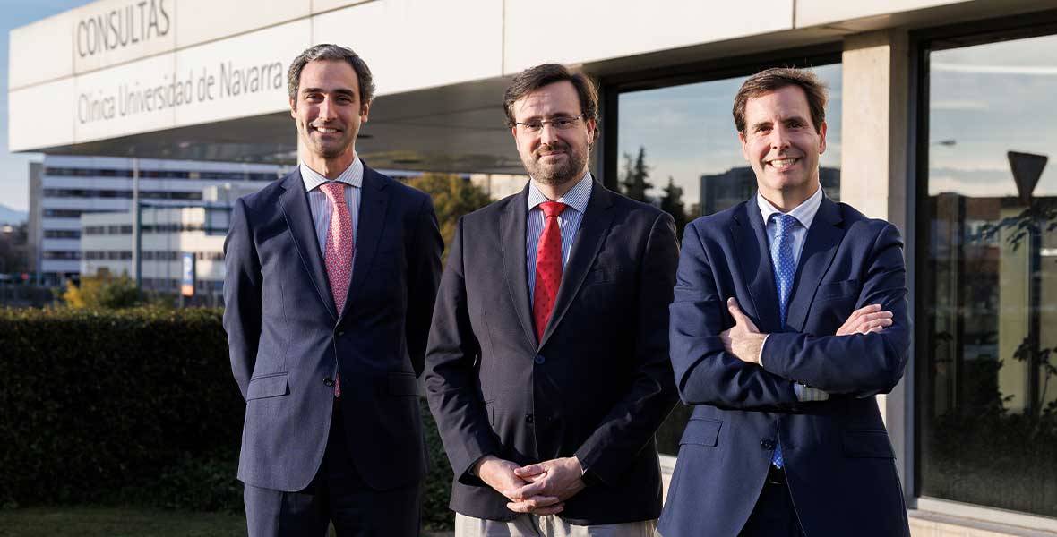 José María Gutiérrez de Cabiedes, Luis Gaytan y Eduardo Ecay, nuevo consejo de Dirección José María Gutiérrez de Cabiedes, Luis Gaytan y Eduardo Ecay, nuevos miembros del consejo de dirección, frente al edificio de consultas.