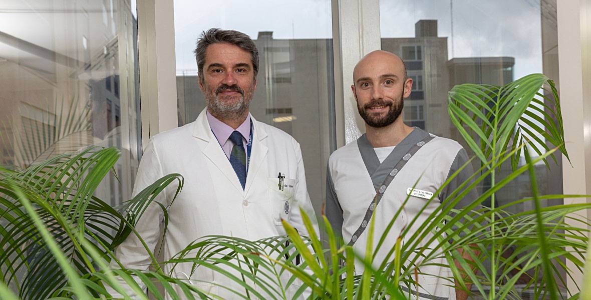 El Dr. Juan Pablo de Torres y el enfermero Alfonso Echevarren, del Departamento de Neumología Foto del Dr. De Torres y del enfermero Alfonso Echevarren para ilustrar un ensayo clínico sobre epoc que busca demostrar la eficacia de la metformina para tratar esta enfermedad.
