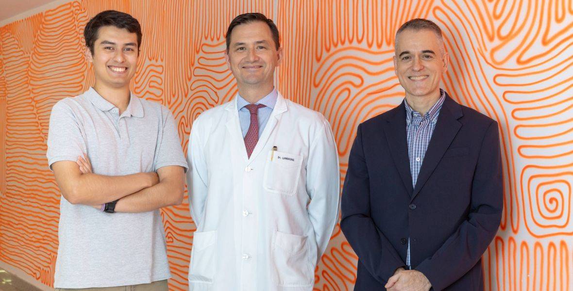 Foto de Julen Rodríguez Meneses, autor de a tesis doctoral en DATAI, Dr. Manuel Landecho, codirector de la tesis y especialista en Medicina Interna en la CUN,  y Rubén Armañanzas, líder del Laboratorio de Medicina Digital en DATAI