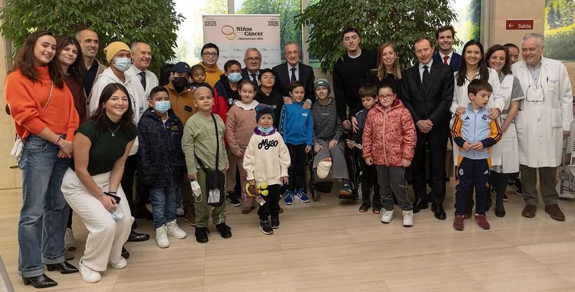 Visita de presidentes de Osasuna y Real Madrid a los niños hospitalizados Imagen de los asistentes a la visita de presidentes de Osasuna y Real Madrid a los niños con cáncerhospitalizados