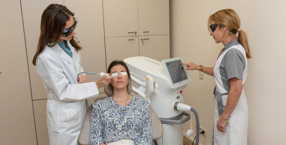 Imagen de la Dra. Cristina Abascal y la enfermera especializada María Mendoza, del Departamento de Oftalmología de la Clínica Universidad de Navarra, durante la aplicación del tratamiento del ojo seco.