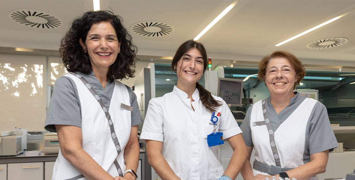 Mapi Anzueza, Marimar Ocón y Nuria Lassa en el laboratorio de bioquímica Mapi Anzueza, Marimar Ocón y Nuria Lassa en el laboratorio de bioquímica para ilustrar una noticia sobre un protocolo de toma de muestras elaborado por enfermería