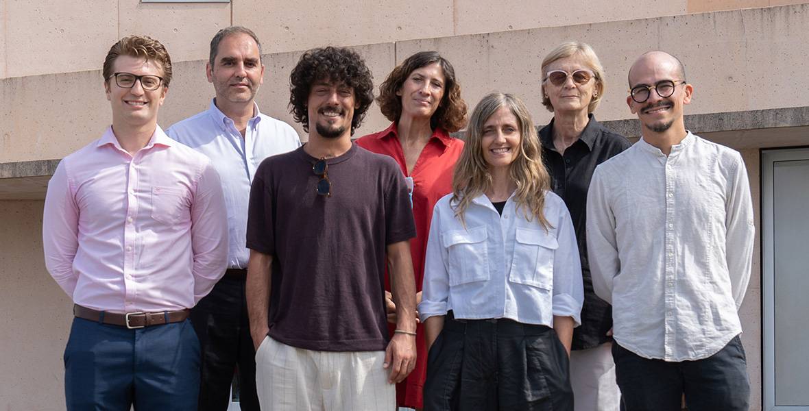 Expertos de la Clínica trabajan con el mejor bailarín del mundo antes de su espectáculo sobre salud mental en el MUN Jesús Carmona, en el centro de la imagen, con los especialistas e investigadores en el Museo Universidad de Navarra.