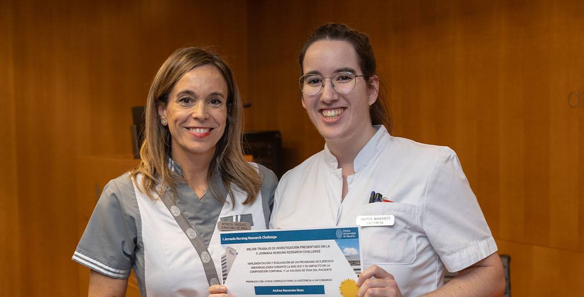 Mónica Vázquez y Andrea Navarrete en la entrega de los galardones del Nursing Research Challenge Imagen de Mónica Vázquez entregando el galardón a Andrea Navarrete durante el Nursing Research Challenge