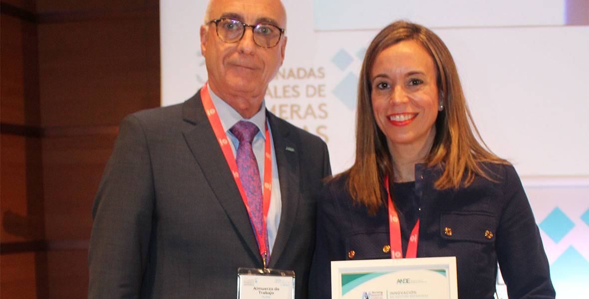 La Asociación Nacional de Directivos de Enfermería premia la promoción de la investigación entre las enfermeras de la Clínica Universidad de Navarra Mónica Vázquez-Calatayud, directora de Desarrollo Profesional e Investigación en Enfermería de la Clínica Universidad de Navarra, y Jesús Sanz Villorejo, presidente de la Asociación Nacional de Directivos de Enfermería.