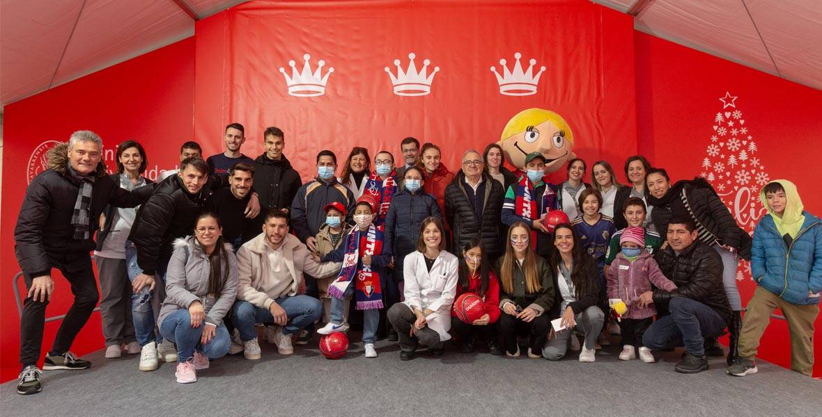 osasuna-entrega-regalos-navidad Imagen de C.A. Osasuna durante la entrega de regalos por Navidad a pacientes pediátricos de la Clínica Universidad de Navarra.