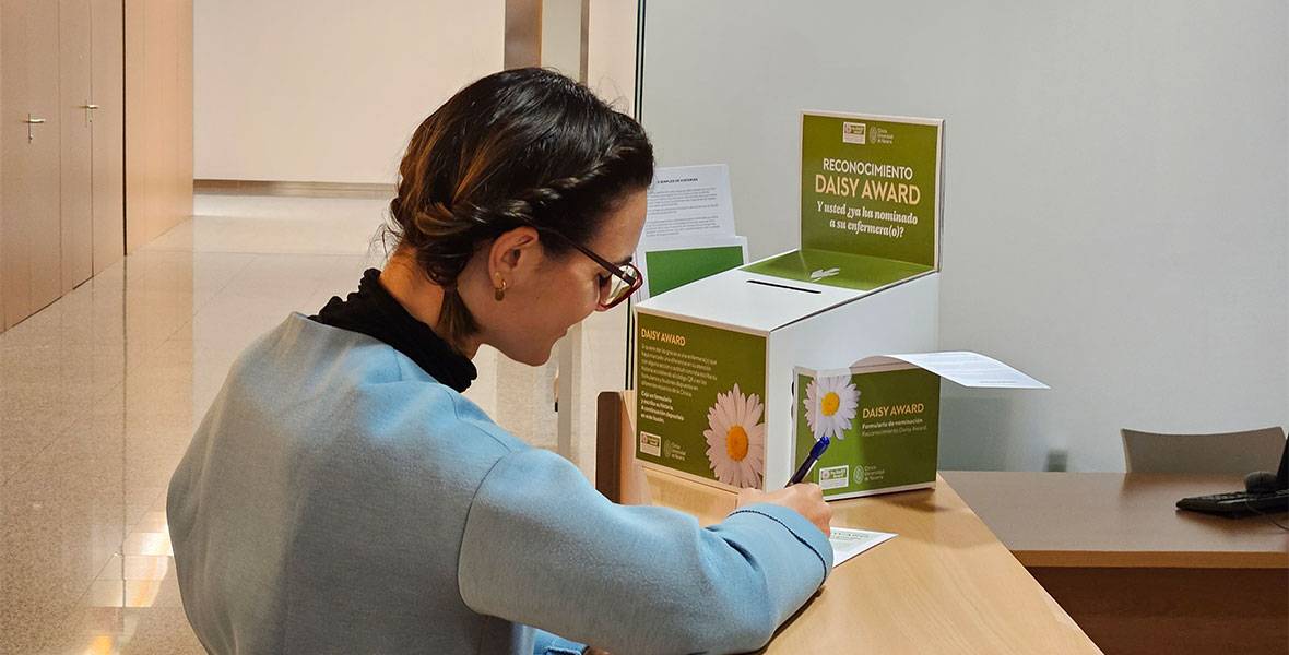 Pacientes, familiares y sanitarios premian por primera vez el profesionalismo de las enfermeras con los ‘Daisy Awards’ Img de un paciente participando en los daisy awards