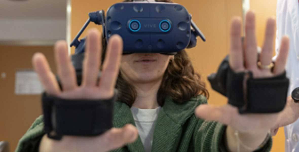 paciente-realidad-virtual-lumbalgia-cronica Imagen de una paciente en una sesión de fisioterapia con realidad virtual para tratarse la lumbalgia cronica