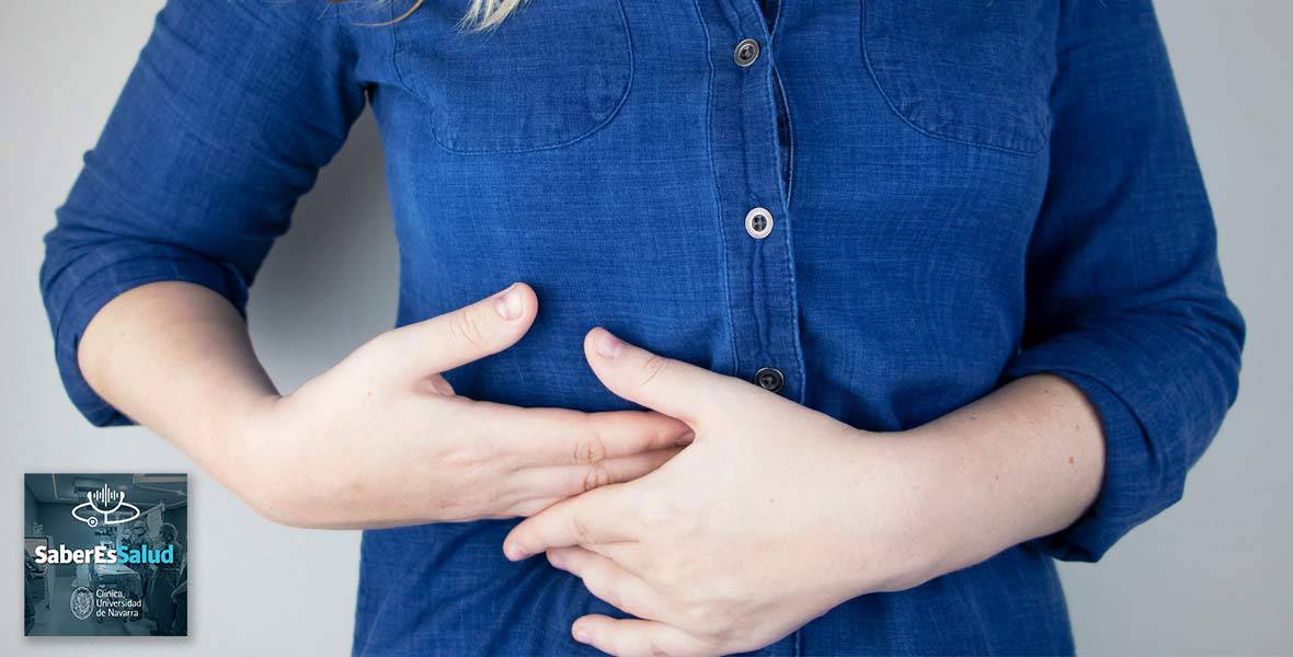 Mujer se toca el hígado Img de una mujer tocándose el hígado. Se utiliza para ilustrar una noticia sobre el pódcast dedicado al cuidado del hígado con el Dr. Argemi