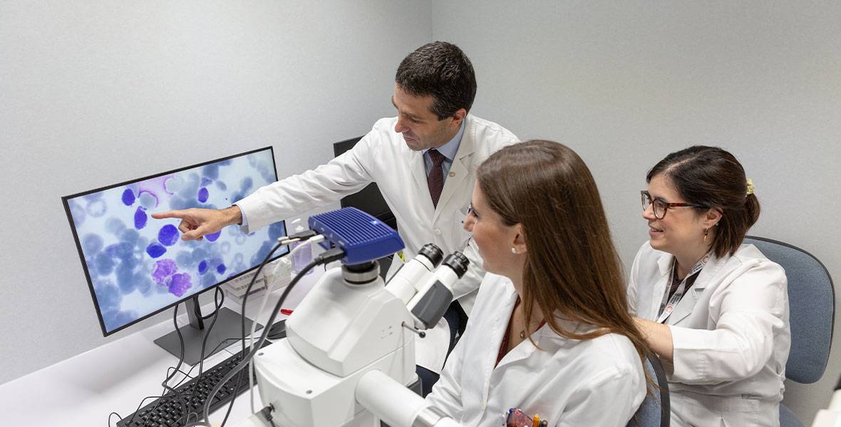 El Servicio de Hematología recibe el Premio López Borrasca Img de los dres Lecumberri, Marcos Jubilar y Panizo en el laboratorio
