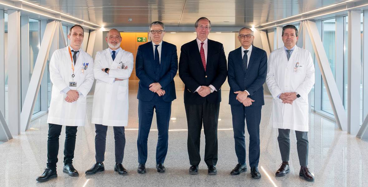 Imagen de los dirigentes del centro oncológico italiano CNAO en su visita a la Unidad de Protonterapia del Cancer Center Clínica Universidad de Navarra.