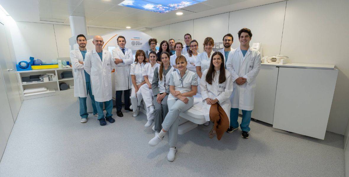 Foto del equipo del Servicio de Radiología con la nueva resonancia magnética instalada en la sede de Pamplona que utiliza menos helio y que es más sostenible. 