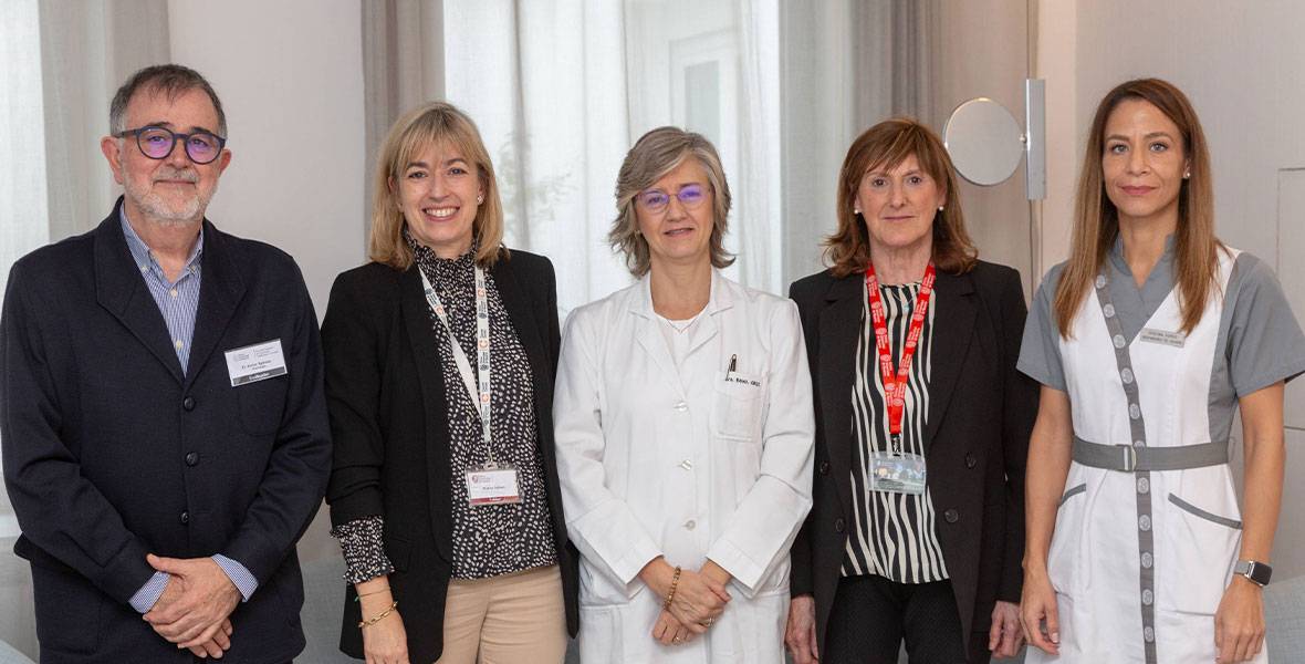 La Unidad de Trastornos del Movimiento de la CUN, primera de un centro no público acreditada por la Sociedad Española de Neurología Imagen de la Dra. Rodríguez Oroz, con Javier Iglesias (auditor de Petri) y miembros del Servicio de Calidad de la Clínica