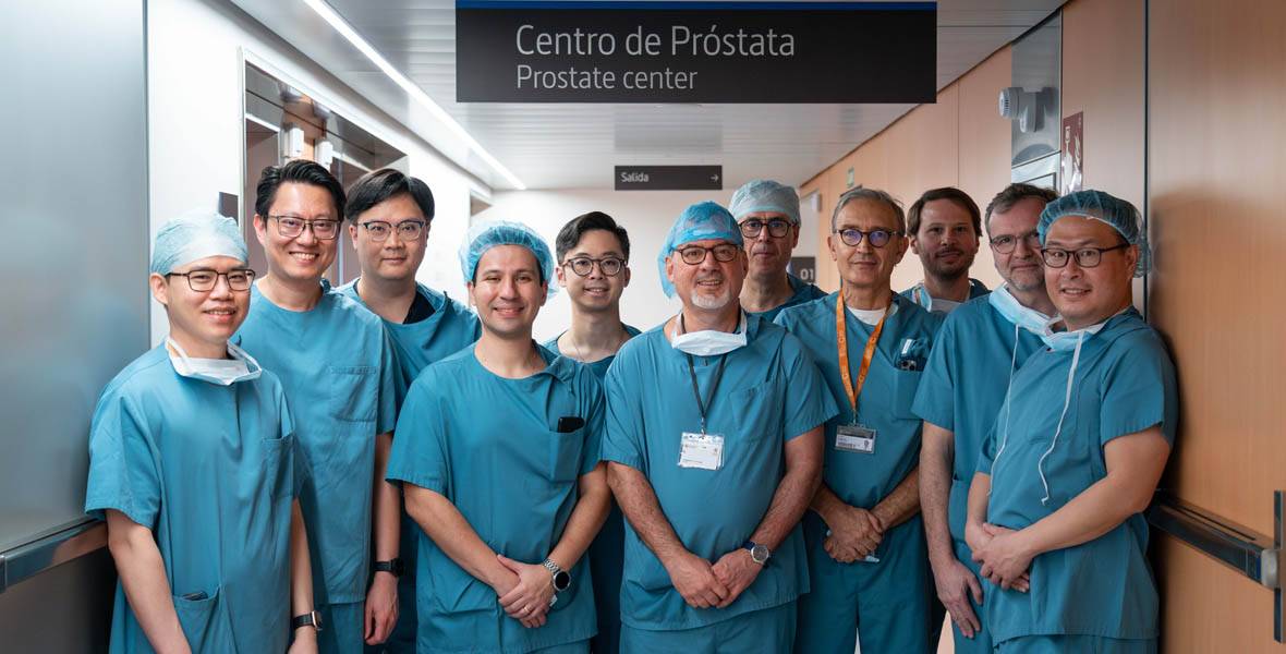 Imagen del Dr. Bernardino Miñana, director de Urología de la Clínica Universidad de Navarra, con un grupo de especialistas internacionales a los que ha formado en terapia focal.