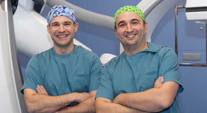 doctores-leal-alonso-tratamiento-varices-pelvis Imagen de los Dres. Alberto Alonso e Ignacio Leal, de la Clínica Universidad de Navarra, ante un nuevo tratamiento para las varices pélvicas.