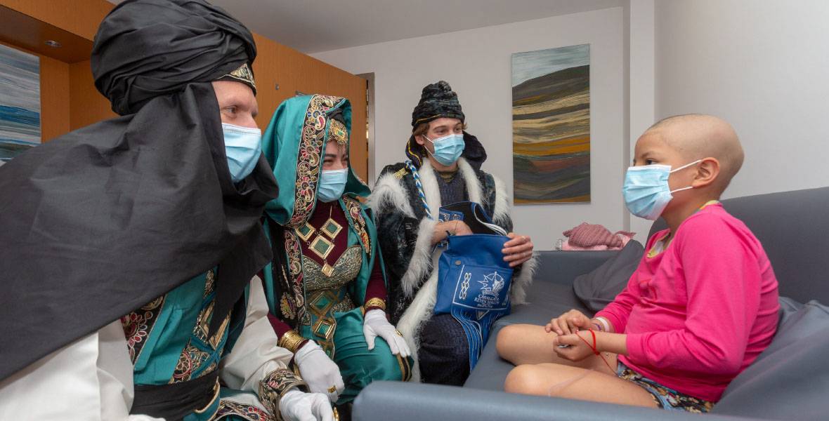 Visita Reyes Magos a pacientes Clínica Universidad de Navarra. 2023