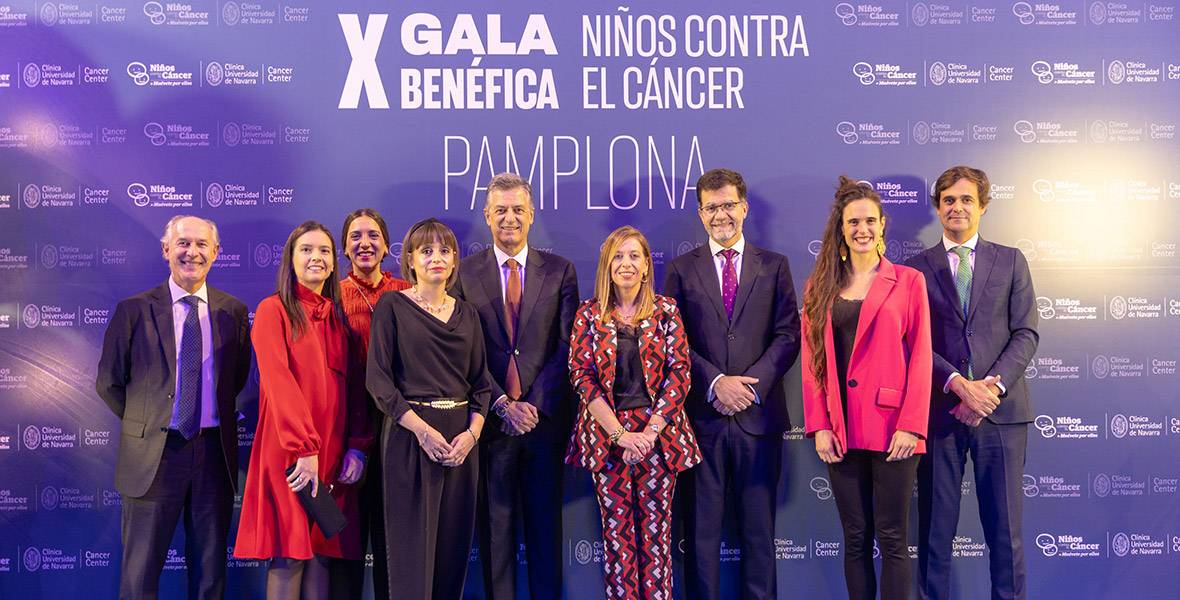 X Gala Niños contra el Cáncer. Clínica Universidad de Navarra El Dr. Nicolás García, director médico de la Clínica; las doctoras Ana Catalán, Sara Villar y Elena Panizo, especialistas del CCUN; Joseba Campos, Pilar Lorenzo e Iñigo Goenaga, director general, directora de RSC y director de Desarrollo de la Clínica; Dra. Andrea Urtasun, especialista del CCUN y Gabriel Eizaguirre, miembro del Consejo de NCC.