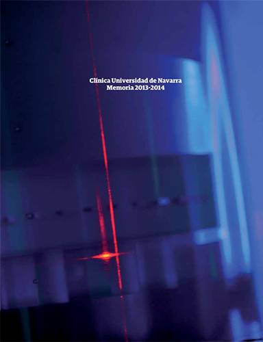 Portada de la memoria de la Clínica Universidad de Navarra del curso 2013-2014