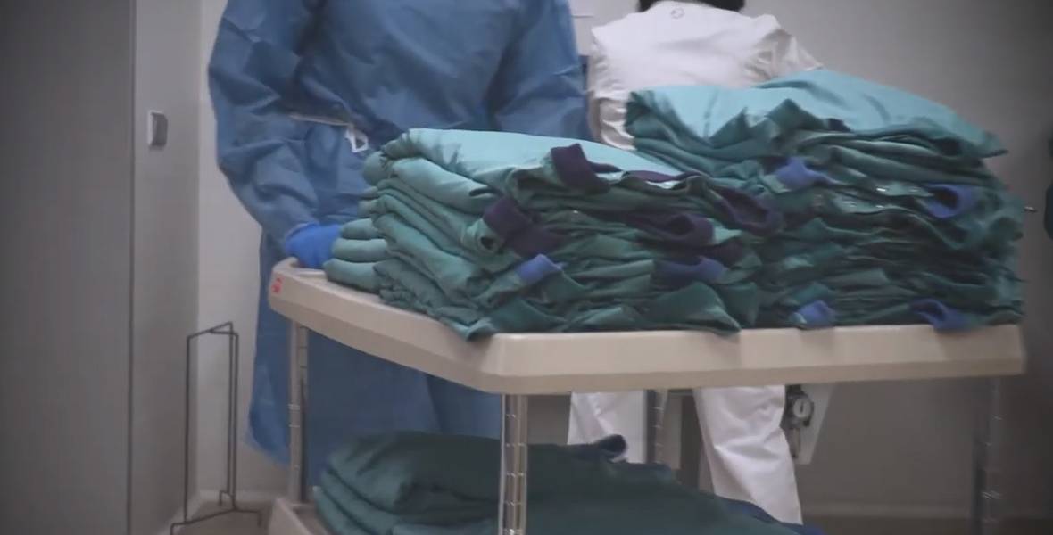 Vídeo de la Clínica Universidad de Navarra, que emplea material de protección reutilizable para el coronavirus. 