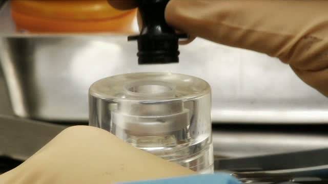 <p>La radioembolizaci&oacute;n es un tratamiento novedoso para los tumores hep&aacute;ticos no operables.</p> <p>Consiste en la administraci&oacute;n en la arteria hep&aacute;tica a trav&eacute;s de un cat&eacute;ter de unas esferas microsc&oacute;picas cargadas de Ytrio-90, un elemento emisor de radiaci&oacute;n de escasa penetraci&oacute;n. La radiaci&oacute;n que emiten estas microesferas ataca lentamente al tumor,  respetando el h&iacute;gado sano.</p> <p>&nbsp;</p>