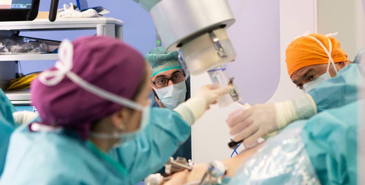 Vídeo del tratamiento de combinación de radioterapia intraoperatoria y cirugía robótica usado por primera vez en el mundo para una recidiva de cáncer de próstata.