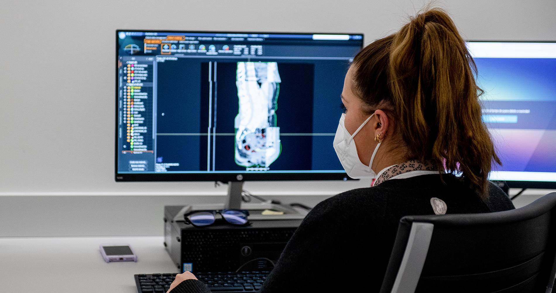 Imagen de técnico de la Unidad de Protonterapia planificando un tratamiento. Clínica Universidad de Navarra