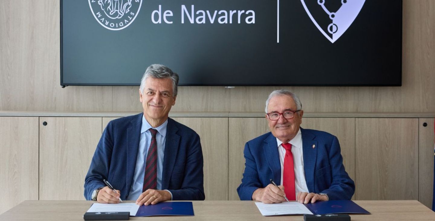 Foto de Luis Sabalza, presidente de Osasuna, y Joseba Campos, director general de la CUN, firmando el nuevo acuerdo para el servicio médico del club rojillo