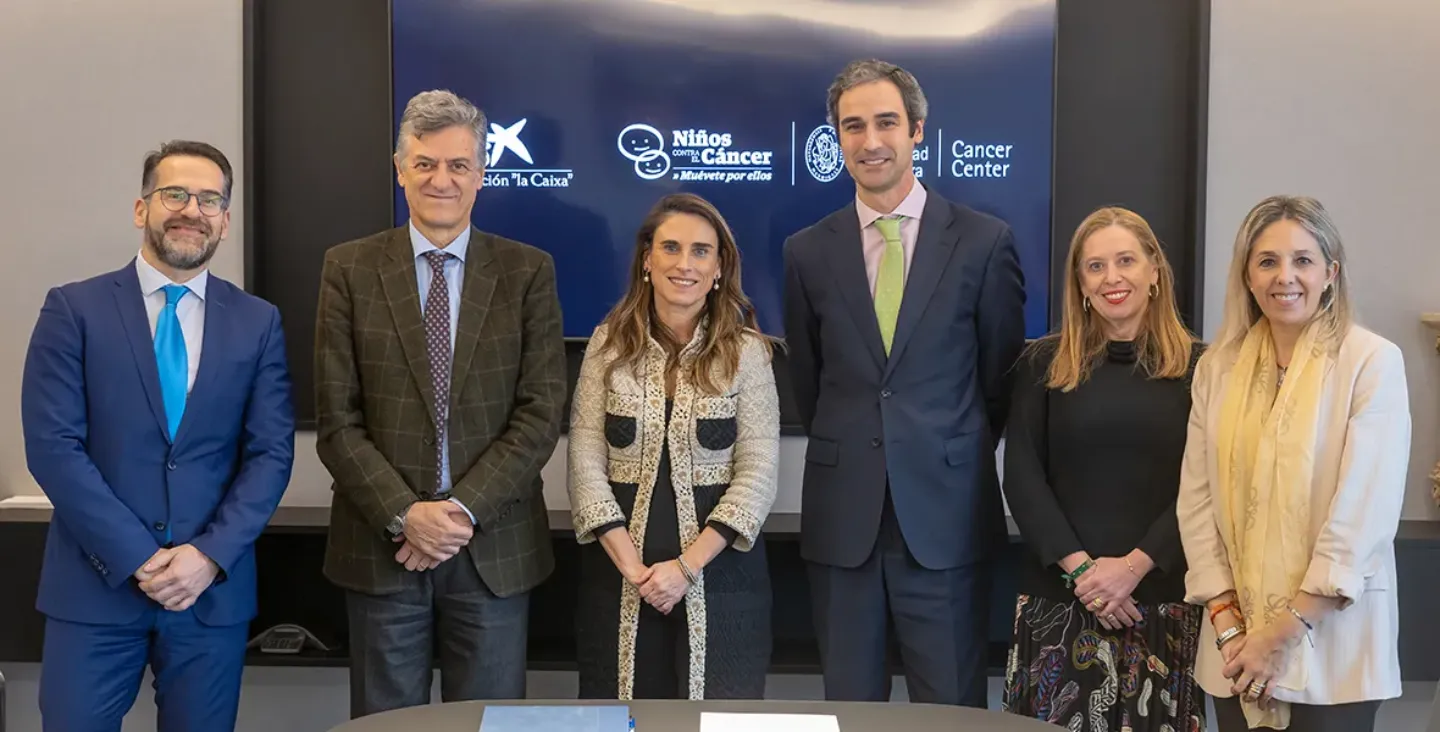Imagen de los asistentes a la firma del acuerdo de ayuda de la Fundación La Caixa y el programa social de la Clínica, Niños contra el Cáncer.