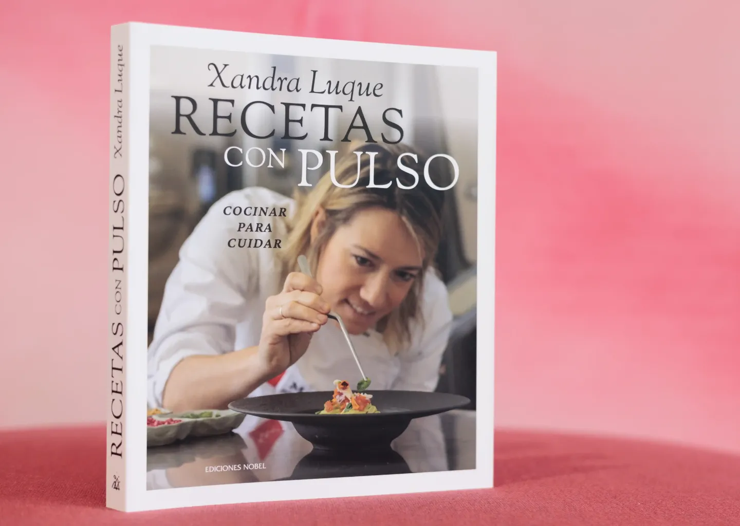 Imagen de la portada del libro 'Recetas con pulso' elaborado por Xandra Luque, chef de la Clínica en Madrid, y cuyos beneficios son para CUN Te Acompaña.