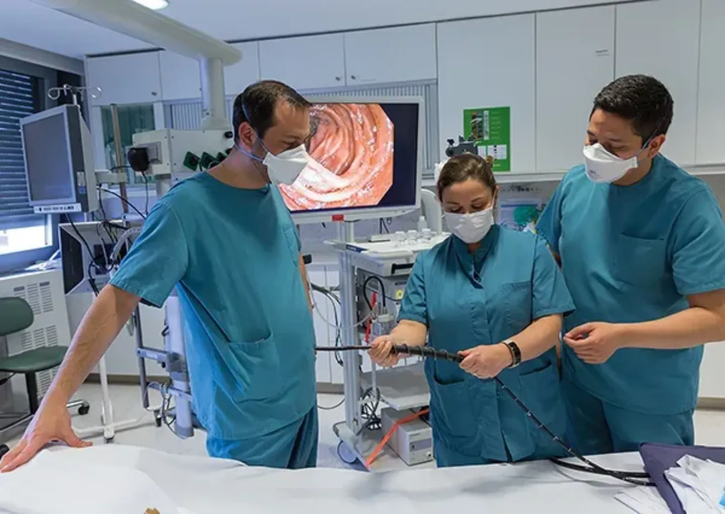 Médicos acreditados en enteroscopia espiral motorizada. Clínica Universidad de Navarra Imagen de los Dres. César Prieto, Cristina Carretero y Alejandro Bojórquez que han recibido la certificación para el uso del enteroscopio espiral motorizado.