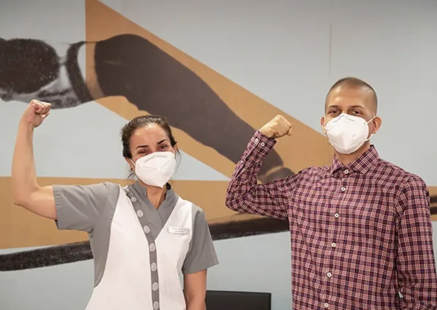 Raúl Andrés y la enfermera de la Unidad de Protonterapia. Historias de la Clínica Imagen Raúl Andrés con una de las enfermeras que le atendió durante su tratamiento. Historias de la Clínica