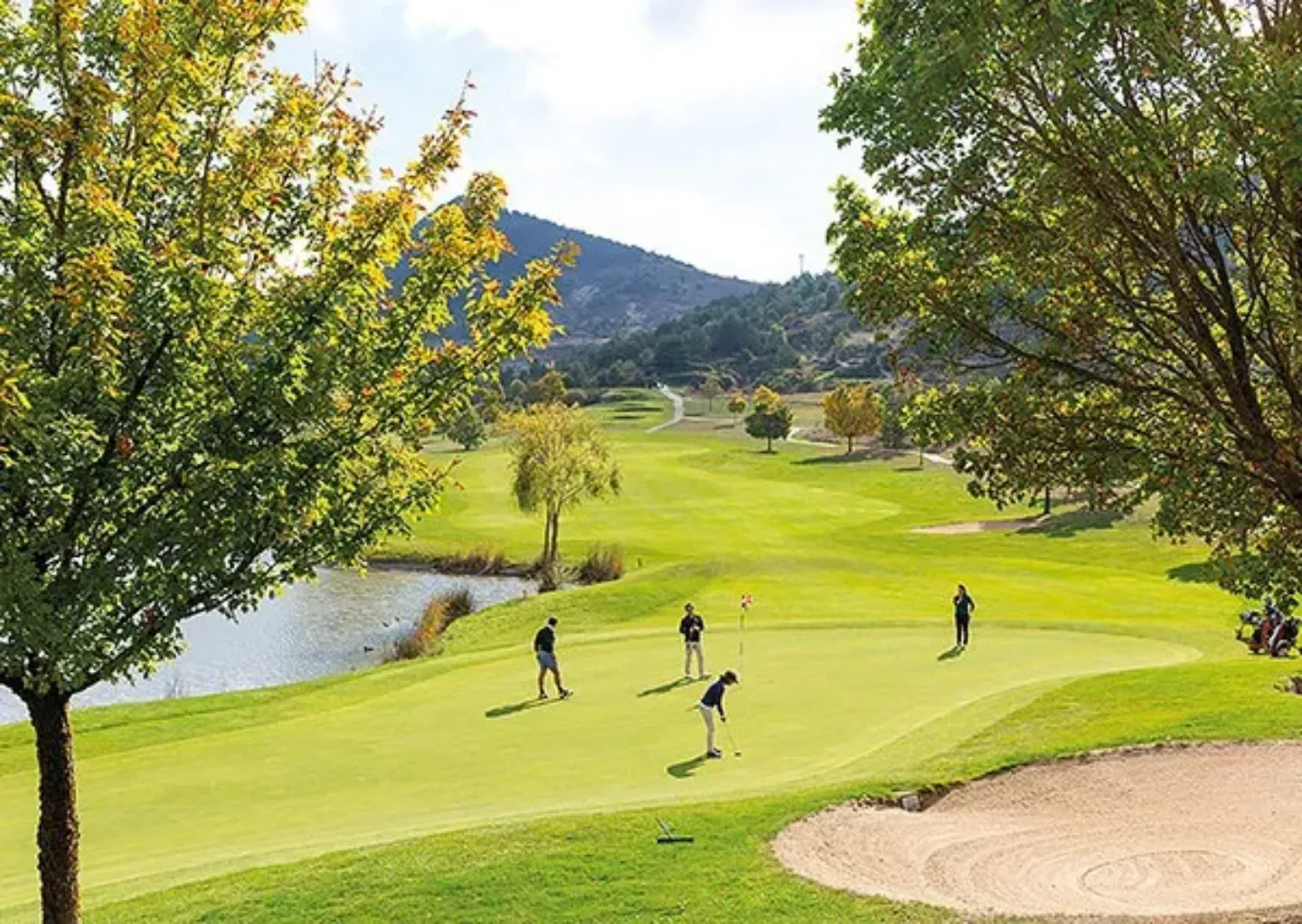 Participantes VI Torneo de Gol de Niños contra el Cáncer. Clínica Universidad de Navarra Imagen de algunos participantes, jugando al golf, en el VI Torneo de Golf celebrado a favor de Niños contra el Cáncer. Clínica Universidad de Navarra