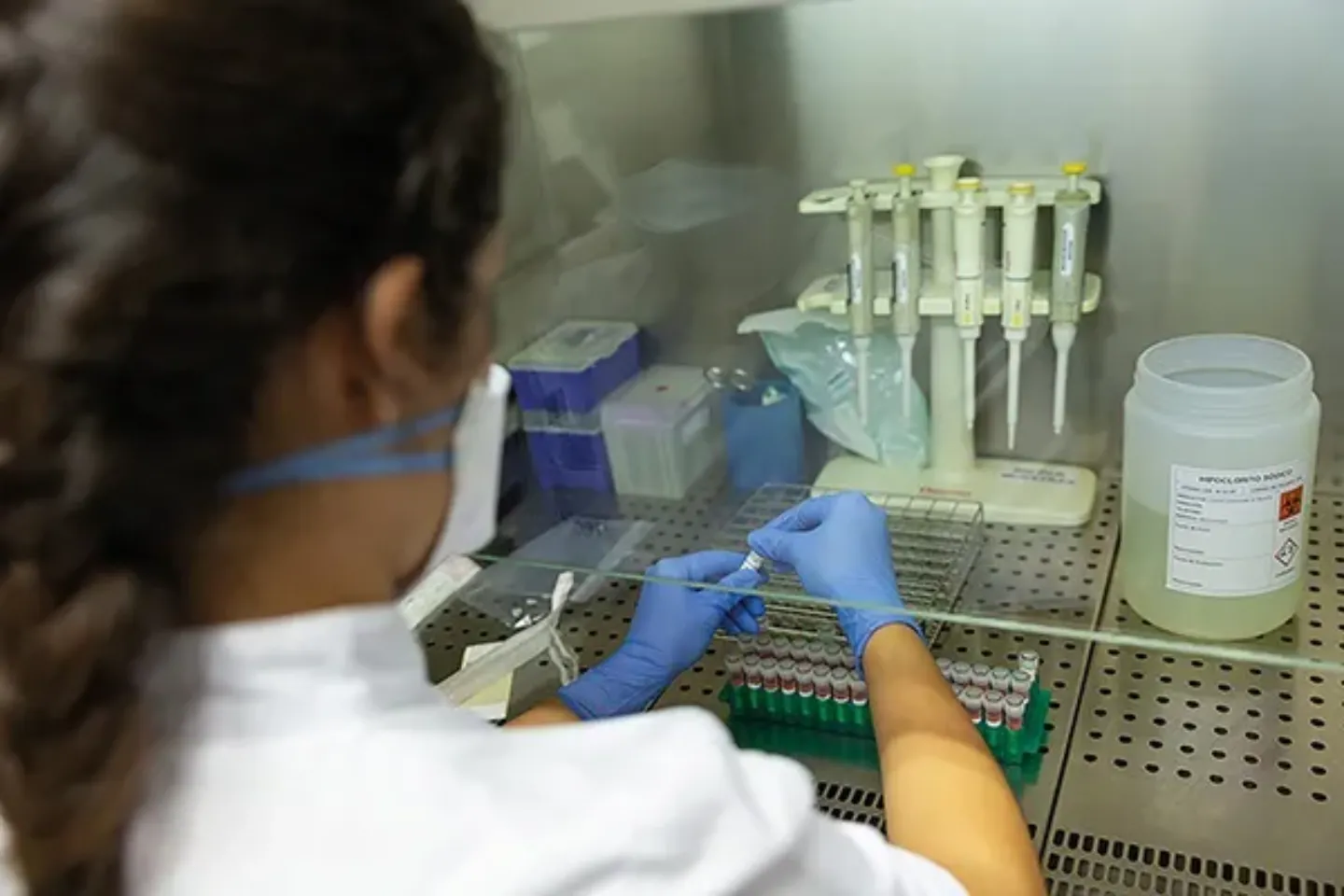 Técnico del Laboratorio de Microbiología Imagen de una técnico realizando una PCR en el laboratorio de Microbiología de la Clínica Universidad de Navarra