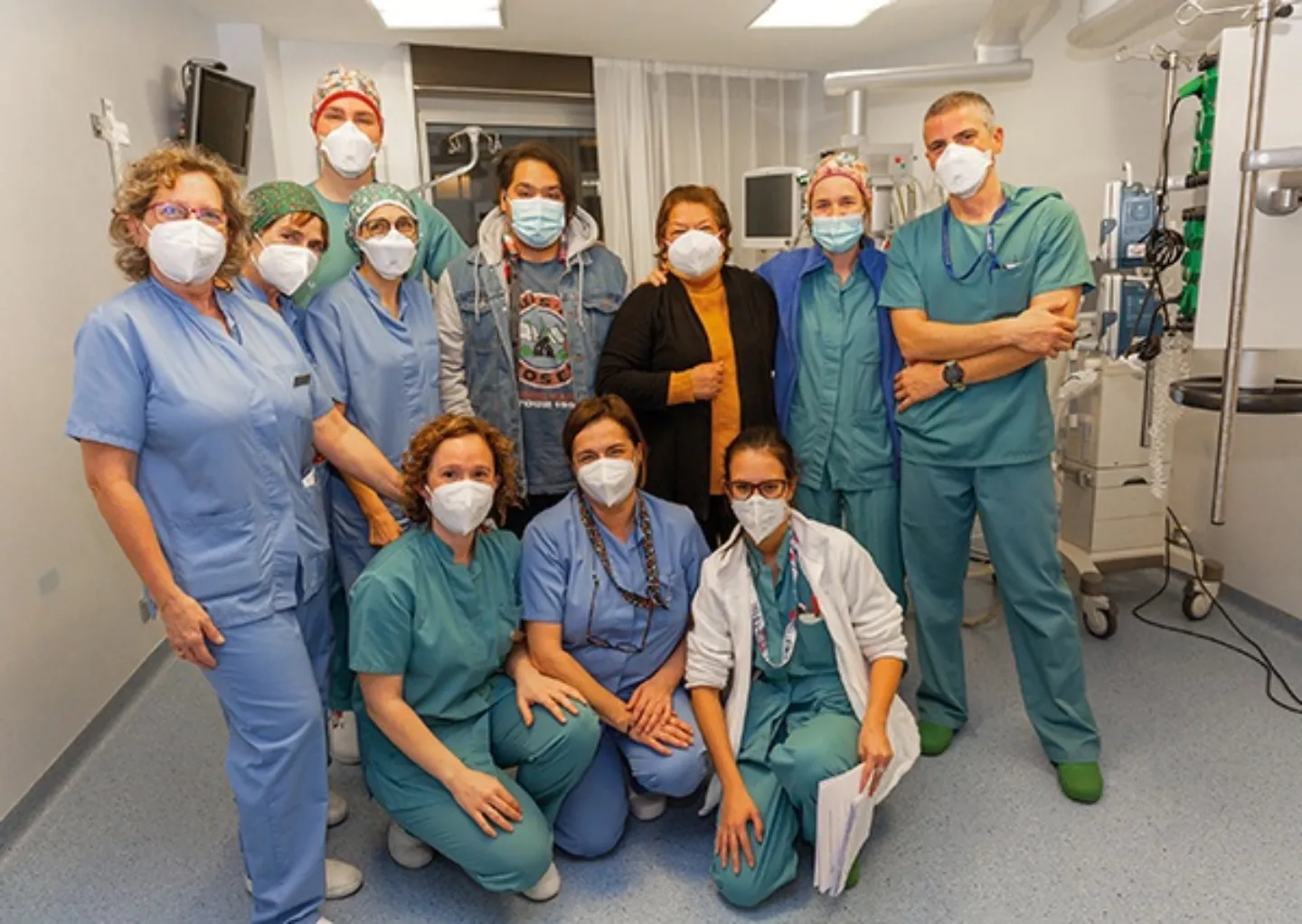 diego-equipo-medico-uci. Carmen y Diego se acercan de nuevo a la habitación de la UCI. Les acompañan María Antonia Azcona (izquierda), supervisora de la UCI, y Rosana Goñi, enfermera.