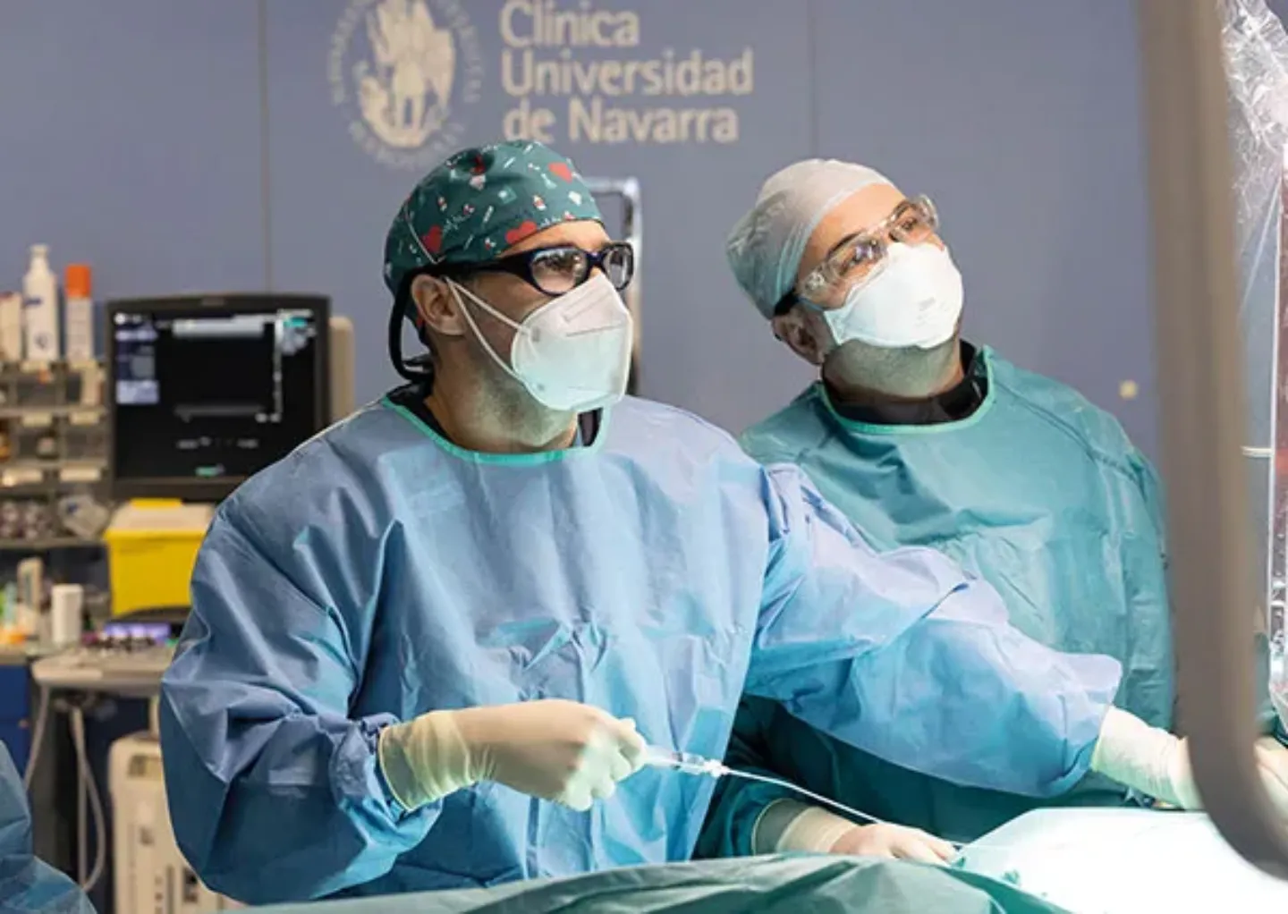 Especialistas realizando tratamiento para varices pélvicas. CUN Imagen del Dr. Alonso y Dr. Leal realizando el tratamiento de radiología vascular de las varices pélvicas. Clínica Universidad de Navarra.