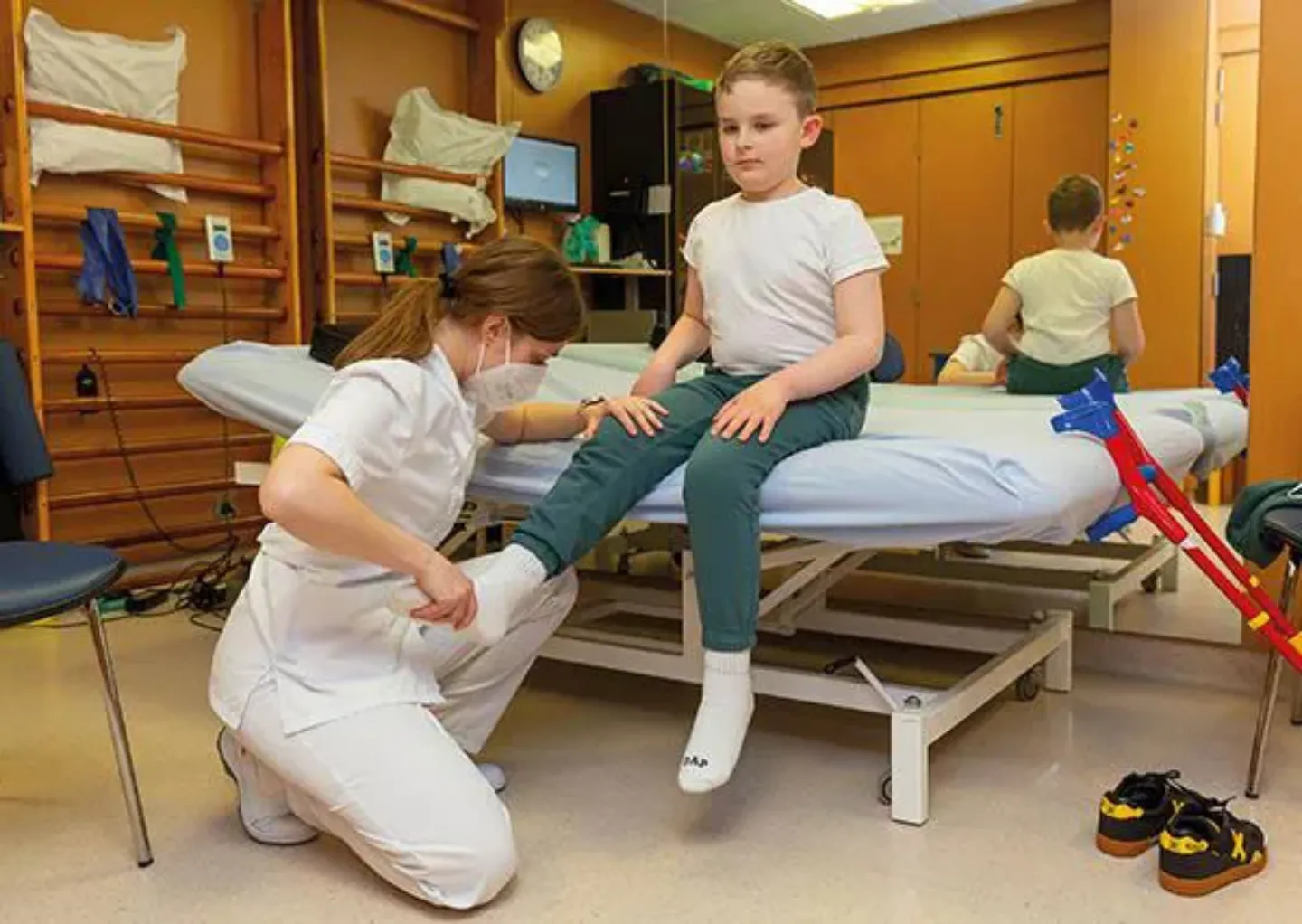 Rehabilitación de Kostya. Pacientes de la Clínica Universidad de Navarra Imagen de un momento del tratamiento en Rehabilitación de Kostya, paciente tratado de un osteosarcoma de la Clínica Universidad de Navarra.