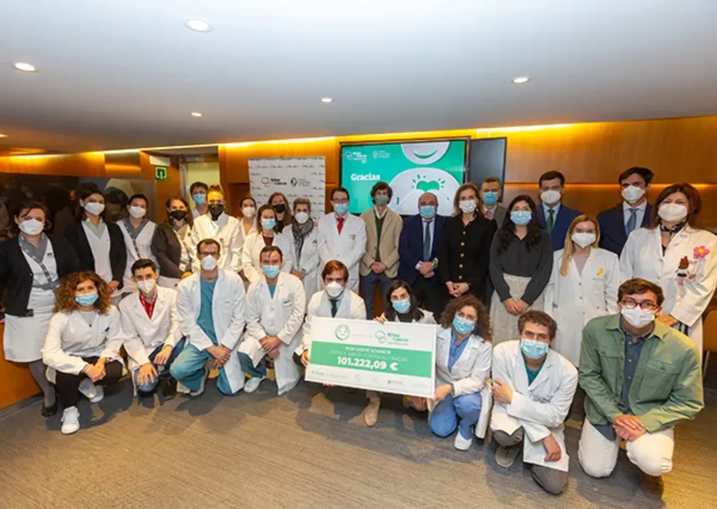 Solidaridad a favor de Niños contra el Cáncer. Por verte sonreir. CUN Imagen de la entrega del cheque solidario de la Campaña Por verte Sonreir, Joan Folch, a favor de Niños contra el Cáncer. Clínica Universidad de Navarra.