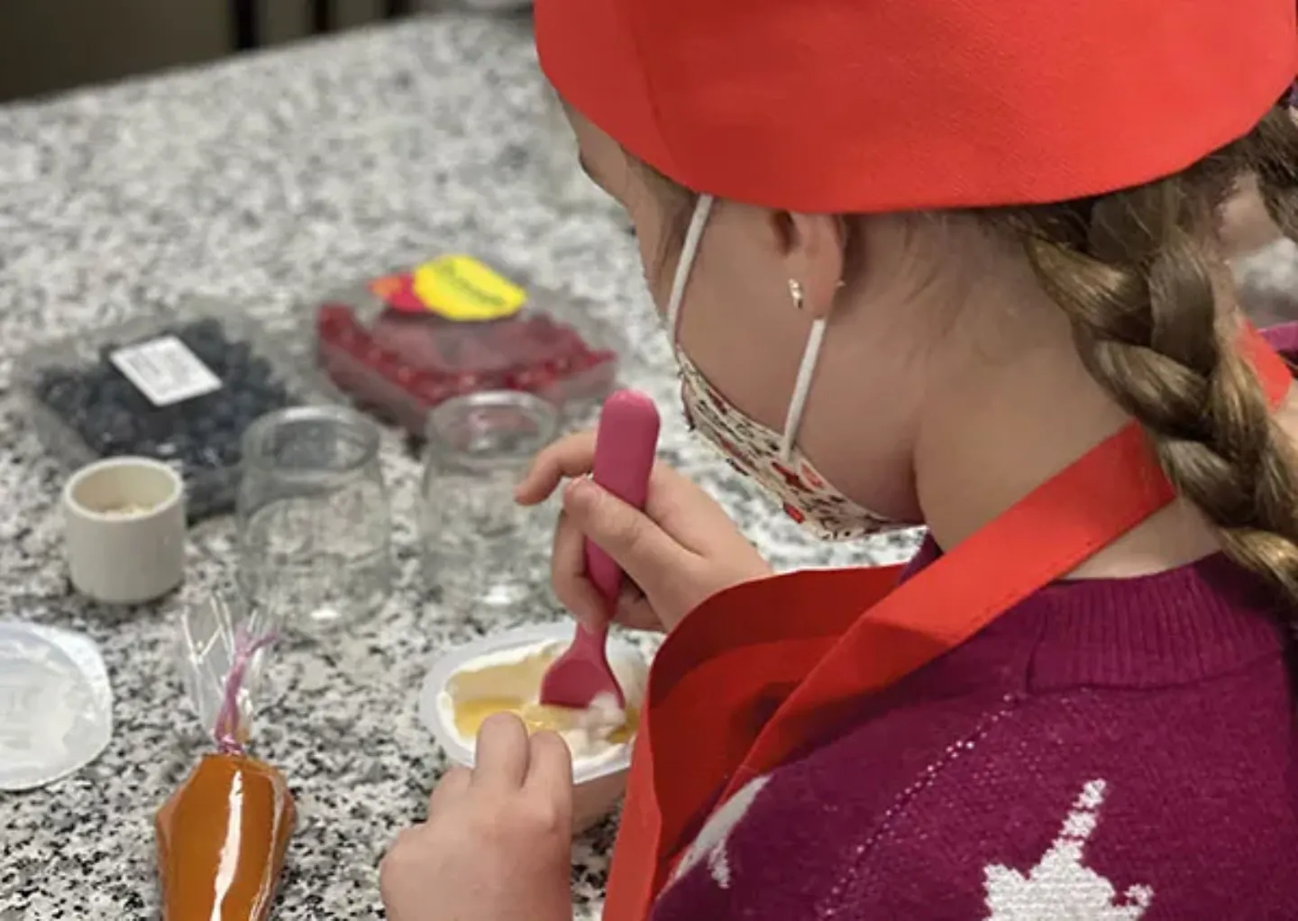 Niña cocinando en el taller de cocina saludable. CUN Imagen de una niña cocinando en el taller de cocina para niños sobre alimentación saludable en el cáncer. Clínica Universidad de Navarra.